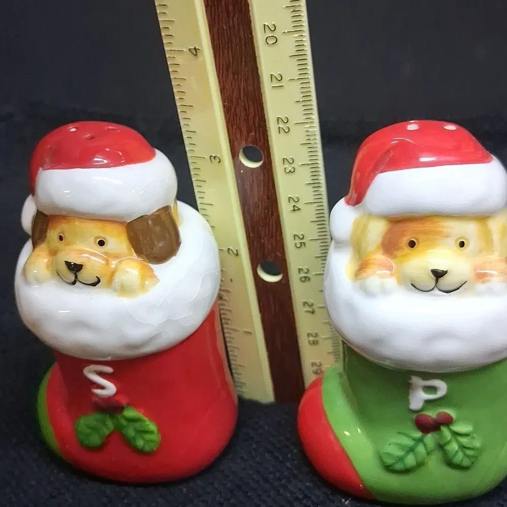 Adorable vintage holiday puppy salt and‎ pepper set